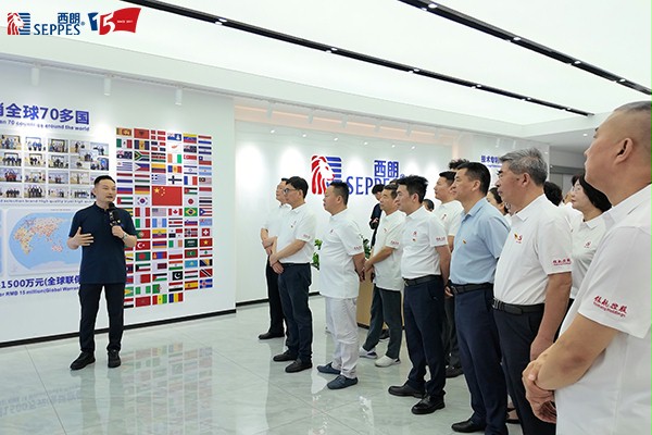 西朗门业党支部书记、董事长杨元嘉为来宾介绍公司发展情况 西朗门业党支部书记、董事长杨元嘉为来宾介绍公司发展情况