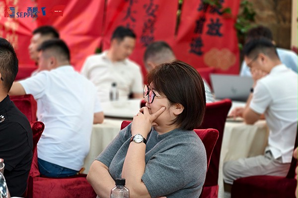苏州市河南商会副会长、女企业家于素真董事长在活动现场 苏州市河南商会副会长、女企业家于素真董事长在活动现场